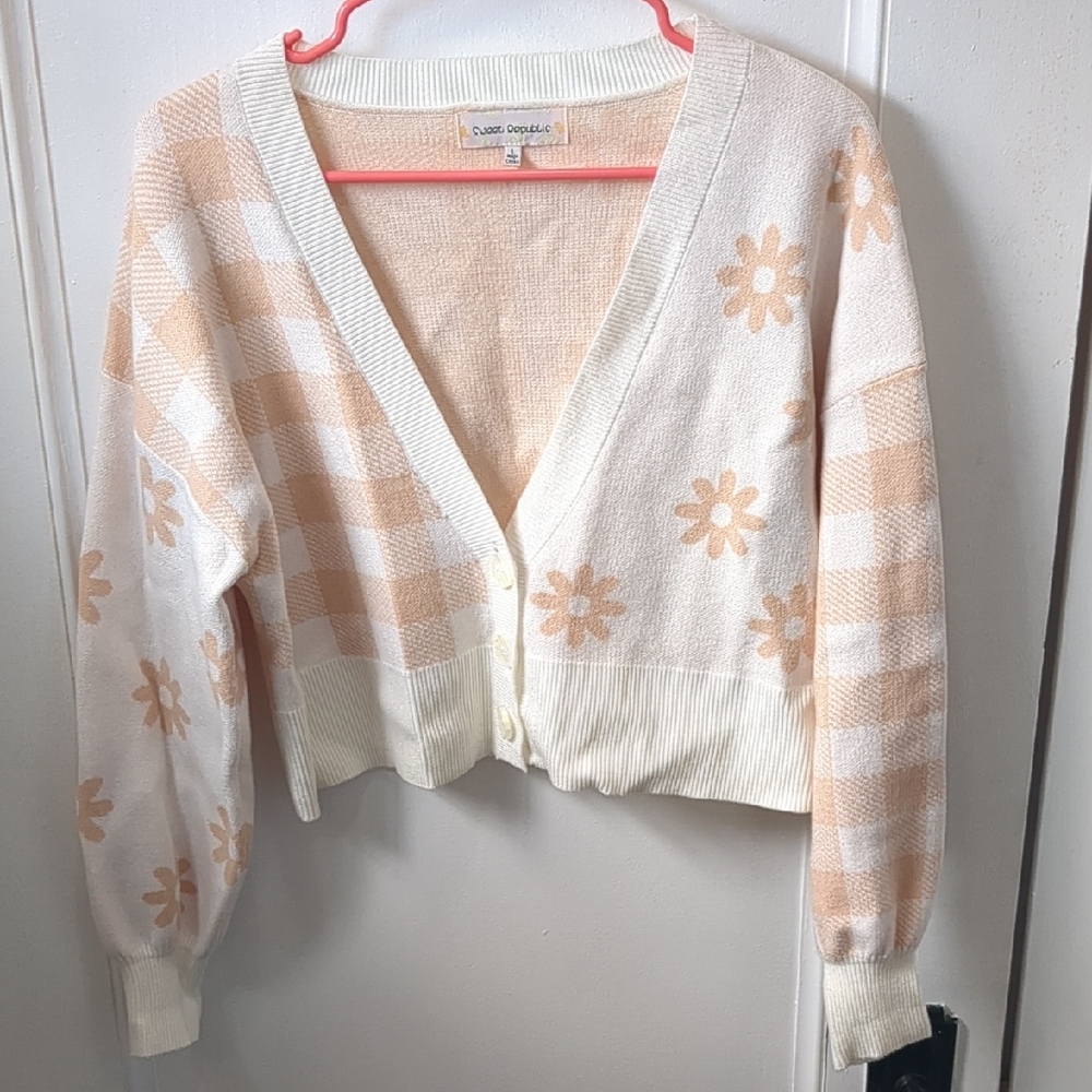 Women's Cream and Tan Sweater